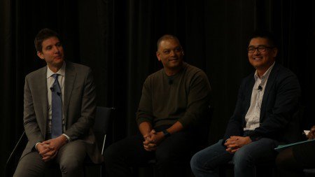 Techshow keynote panelists reflect on regulations and consumer service https://t.co/pz9y6al2vH https://t.co/IkZsm7DHvY