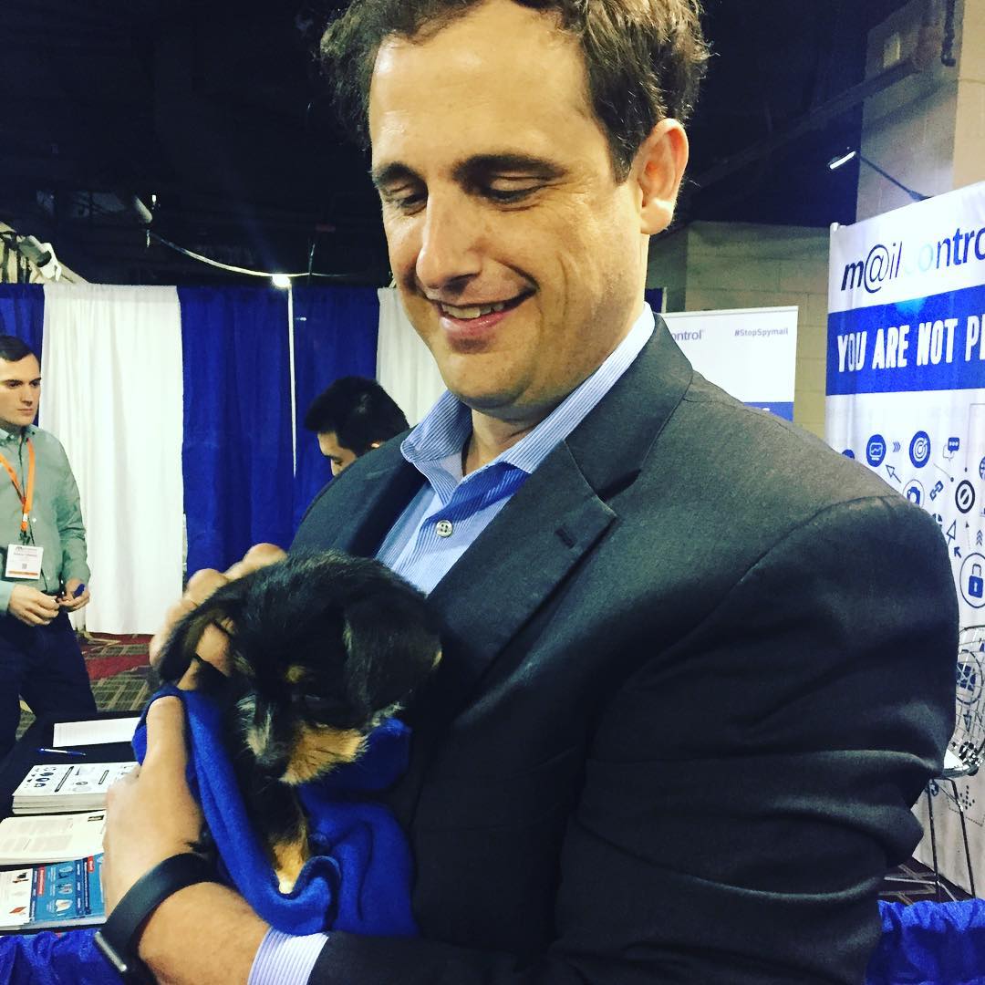 .@laurenceesq succumbs to the pacifist power of the puppy. #ABATECHSHOW @ Hilton Chicago Hotel https://t.co/Pud0We5KkH