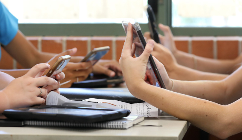 shutterstock_kids holding phones_800px